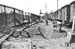 Die Beseitigung von Kriegsschäden war wesentlich die Aufgabe von Fremdarbeitern und Kriegsgefangenen. Die Aufnahme entstand vermutlich im Gelände des Freihafens nahe des Hannoverschen Bahnhofs.  (29.07.1944) <i>Foto: Walter Hollnagel</i>