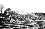 Dieser Trümmerhaufen konnte bislang nicht näher identifiziert werden. Es ist aber einer der wenigen Bilder, die den Schrecken des Krieges mit den zahlreichen neben dem Gleis aufgereihten und abgedeckten Leichen direkt verdeutlichen. (21.11.1944) <i>Foto: Walter Hollnagel</i>