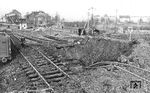 Bombenvolltreffer in Gleis 2 am nördlichen Ende des Bahnsteiges im Bahnhof Hamburg-Wilhelmsburg. Das Bahnhofsbüro und die Dienstwohnungen (links oben) blieben offenkundig unversehrt.  (21.11.1944) <i>Foto: Walter Hollnagel</i>
