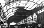 Die glaslose Bahnhofshalle in Hamburg-Altona als Folge eines Luftangriff.  (29.07.1944) <i>Foto: Walter Hollnagel</i>