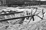 Penibel wurde jeder Schaden an den Gleisanlagen dokumentiert. Glaubte man 1944 tatsächlich noch, dies einmal den Verursachern in Rechnung stellen zu können ? (29.07.1944) <i>Foto: Walter Hollnagel</i>
