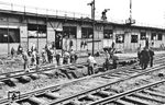 Aufräumarbeiten an der Pfeilerbahn durch (italienische) Kriegsgefangene nahe des Hannoverschen Bahnhofs. (29.07.1944) <i>Foto: Walter Hollnagel</i>