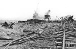 Das Umfeld des Güterbahnhofs am Oberhafen ist von blanker Zerstörung geprägt. Bei den Luftangriffen auf Hamburg sollen mindestens 50.000 Menschen ihr Leben verloren haben, wieviel Eisenbahner darunter waren, ist nicht bekannt. (29.07.1944) <i>Foto: Walter Hollnagel</i>