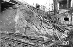 Schäden an Gleisanlagen und der Überführung "Thielenstraße" über den Bahnhof in Hamburg-Wilhelmsburg nach einem alliierten Bombenangriff.  (21.11.1944) <i>Foto: Walter Hollnagel</i>