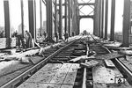 Beseitigung von Bombenschäden an der Norderelbebrücke. (29.07.1944) <i>Foto: Walter Hollnagel</i>
