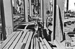 Detailaufnahme von Schäden an der Hamburger Norderelbebrücke. (29.07.1944) <i>Foto: Walter Hollnagel</i>