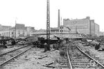 Blick auf die eingestürzte Überdachung an der Güterabfertigung Hamburg-Sternschanze.  (29.07.1944) <i>Foto: Walter Hollnagel</i>