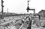 Die Energie, die die Reichsbahn mit Aufräum- und Instandsetzungsarbeiten an den Tag legte, war wesentlich die Leistung von Fremdarbeitern und Kriegsgefangenen, ohne deren Einsatz längst nichts mehr gelaufen wäre, wie hier in Veddel.  (08.1944) <i>Foto: Walter Hollnagel</i>