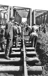 Einpassen der Ersatzschienen nach Beseitigung von Bombenschäden in Veddel. Wiederum sind zahlreiche Fremdarbeiter tätig. (08.1944) <i>Foto: Walter Hollnagel</i>