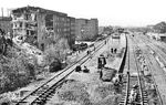 Die Instandhaltungsarbeiten am Haltepunkt Veddel laufen auf Hochtouren. Rechts und links der Bahn versinkt alles in Schutt und Asche.  (08.1944) <i>Foto: Walter Hollnagel</i>