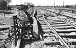 Schäden an den Gleisanlagen und der Brücke über die Harburger Chaussee nach dem Angriff vom Juli 1944 in Veddel. (08.1944) <i>Foto: Walter Hollnagel</i>
