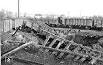 Das Bild verdeutlicht eindrucksvoll die Wirkung alliierter Fliegerbomben im Bahnhof Hamburg-Wilhelmsburg. In den Bombentrichter passte fast der komplette O-Wagen. (21.11.1944) <i>Foto: Walter Hollnagel</i>