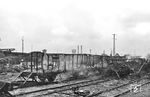 Ausgebrannte Güterwagen im Güterbahnhof von Hamburg-Altona.  (21.11.1944) <i>Foto: Walter Hollnagel</i>