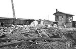 Trotz des verwüsteten Umfelds scheinen am Rangierstellwerk in Hamburg-Wilhelmsburg nur einige Scheiben zu Bruch gegangen zu sein.  (21.11.1944) <i>Foto: Walter Hollnagel</i>