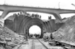 Der Königsdorfer Tunnel war ein 1.623 m langer Eisenbahntunnel zwischen Groß-Königsdorf und Horrem an der Strecke Köln–Aachen. Aggressives Bergwasser und Abgase der Dampflokomotiven hatten das Mauerwerk des Tunnels so geschädigt, dass er Mitte der 1950er Jahre abgetragen werden musste. Das Bild zeigt den Zustand im Dezember 1955. (16.12.1955) <i>Foto: Fischer</i>