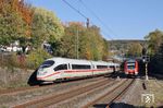 403 053 überholt als ICE 613 nach München in Wuppertal-Sonnborn den 422 532 als S 9 nach Bottrop. (13.10.2018) <i>Foto: Wolfgang Bügel</i>