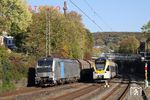 Railpool 193 827 begegnet mit DGS 48613 (Hagen Gbf - Novi S Bovo) der Eurobahn ET 7.01 als ERB 20081 (Venlo - Hamm) in Wuppertal-Sonnborn. (13.10.2018) <i>Foto: Wolfgang Bügel</i>