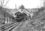 50 2289 vom Bw Düren verlässt mit einem Güterzug die Großbaustelle Königsdorfer Tunnel, der während des laufenden Betriebs auf der Hauptstrecke Köln - Aachen abgetragen wurde. (12.02.1955) <i>Foto: Fischer</i>