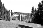 39 196 (Bw Kempten) mit D 94 nach Genf auf der Ellhofer Tobelbachbrücke vor Röthenbach im Ällgäu. Diese Perspektive ist heute völlig im Tannenwald verschwunden. (06.06.1962) <i>Foto: Helmut Röth</i>