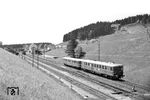 VT 32 005 mit VS 145 353 fährt als T 1545 (Kempten - Lindau) in den damals noch voll funktionsfähigen Bahnhof Harbatshofen ein. 1985 wurde er aufgelassen. (06.06.1962) <i>Foto: Helmut Röth</i>
