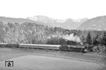Mit einem Sonderzug ist die Kemptener 39 218 bei Oberstaufen unterwegs. (07.06.1962) <i>Foto: Helmut Röth</i>
