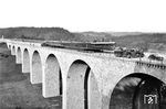 Überquerung des ersten Binnentanker-Transports von Dresden nach Ingolstadt auf der Saalebrücke bei Hirschberg.  (27.05.1940) <i>Foto: RVM</i>