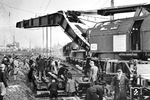 Gleisbauarbeiten mit Hilfe eines 25-t Schienenkrans bei Treuchtlingen. Am Arbeitszug hilft 50 1938 tatkräftig mit.  (1952) <i>Foto: Steidl</i>