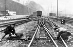 Überprüfung einer doppelten Kreuzungsweiche im Bahnhof Wuppertal-Steinbeck. (1937) <i>Foto: RBD Wuppertal (Eckler)</i>