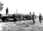 Aufladen von Schienen auf einen requierierten französischen Xm-Wagen durch russische Kriegsgefangene.  (1943) <i>Foto: RVM (Korte)</i>