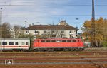 115 459 wurde am 28. Juli 1967 als E 10 459 beim Bw Köln-Deutzerfeld in Dienst gestellt. Die mittlerweile 51 Jahre alte Lok wird von DB-Fernvekehr nur noch im "Personenzugverkehr für besondere Zwecke" (PbZ), also zur Überführung von Wagen eingesetzt, so wie hier vor PbZ 2470 nach Dortmund in Wuppertal-Oberbarmen. (07.11.2018) <i>Foto: Wolfgang Bügel</i>