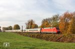 101 054 mit IC 2028 (Nürnberg Hbf - Hamburg-Altona) zwischen Haan und Gruiten. (09.11.2018) <i>Foto: Joachim Bügel</i>
