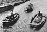 Der Peutehafen war ein mit 8,64ha eher kleiner Hafen zwischen Rothenburgsort und Veddel an der Norderelbe in Hamburg, in den 1930er Jahren noch voller Schlepper, heute eher ein beliebtes Angelgebiet. (1937) <i>Foto: Köster</i>
