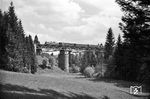 V 200 015 mit D 92 nach Genf auf der Ellhofer Tobelbachbrücke vor Röthenbach im Ällgäu, die heute aus dieser Perspektive völlig im Tannenwald verschwunden ist.  (08.06.1962) <i>Foto: Helmut Röth</i>