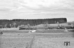 Die Lindauer 18 619 mit D 94 aus München bei Harbatshofen auf dem Weg zum Bodensee. (08.06.1962) <i>Foto: Helmut Röth</i>