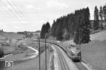V 200 015 mit D 93 nach München auf baustellenbedingter Falschfahrt zwischen Harbatshofen und Oberstaufen bei Oberthalhofen. (08.06.1962) <i>Foto: Helmut Röth</i>