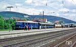 E 18 047 wartet mit Pulman-Sonderzug D 23975 eine Überholung im Bahnhof Lohr/Spessart ab. (15.06.1985) <i>Foto: Joachim Bügel</i>