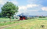 Nach dem "Pflichtprogramm" in Laufach ging es weiter nach Nürnberg, wo gerade noch die Rückleistung der 23 105 von Amberg nach Nürnberg (D 18620) bei Sulzbach-Rosenberg erwischt wurde.  (15.06.1985) <i>Foto: Joachim Bügel</i>