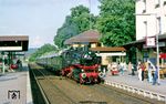 86 457 wartet vor dem letzten Pendelzug E 18566 nach Nürnberg im Bahnhof Hersbruck rechts der Pegnitz. (15.06.1985) <i>Foto: Joachim Bügel</i>