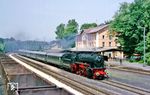 23 105 fährt mit Sonderzug D 18605 aus Nürnberg in Neukirchen bei Sulzbach-Rosenberg ein. Der abgestellte E-Wagenzug wurde übrigens mittels eines passend stehenden Beleuchtungsmastes überwunden. (19.06.1985) <i>Foto: Joachim Bügel</i>
