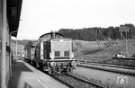 Die neueste Lok, die Helmut Röth auf der Allgäubahn im Juni 1962 antraf, war V 100 1118, die am 20.12.1961 fabrikneu an das Bw Kempten abgeliefert worden war und hier als Triebwagenersatz (für die sonst verkehrende VT 32/VS 145-Einheit) mit dem P 1553 nach Lindau im Bahnhof Harbatshofen Station macht. (08.06.1962) <i>Foto: Helmut Röth</i>