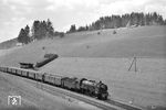 18 607 fährt mit P 1546 (Lindau - Kempten) aus dem Bahnhof Harbatshofen, baustellenbedingt wegen Arbeiten am Oberen Argenviadukt (um die Ecke) wieder auf dem falschen Gleis bis Oberstaufen. (09.06.1962) <i>Foto: Helmut Röth</i>