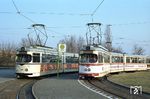 Zwischen 1958 und 1971 beschaffte die Straßenbahn Mannheim-Ludwigshafen insgesamt 159 sechsachsige Gelenktriebwagen von der DÜWAG. Im Unterschied zu den Fahrzeugen, die in vielen anderen westdeutschen Städten fuhren, hatten die Mannheimer Fahrzeuge ein anderes Frontdesign, was letztlich zur Bezeichnung GT6, Typ Mannheim, führte. TW 332 (links) auf der Linie 47 zum Landesmuseum wurde 1960 in Dienst gestellt, der als Sonderwagen für die Verkehrsfreunde Mannheim eingesetzte Tw 154 (GT 8) stammt ebenfalls von der DÜWAG aus dem Jahr 1971, aufgenommen in Mannheim-Vogelstang. (14.03.1987) <i>Foto: Helmut Röth</i>