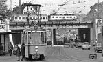 Eine 141 erreicht vom Stuttgarter Hauptbahnhof kommend den Bahnhof Bad Cannstatt. Auf der König-Karl-Straße ist der GT4 Gelenktriebwagen 427 (Baujahr 1961) auf der Linie 1 nach Rohr unterwegs. (10.1976) <i>Foto: Burkhard Wollny</i>