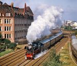 23 105 mit Sonderzug D 19471 nach Bayreuth vor dem Stammsitz des international aufgestellten Technologiekonzerns Diehl in Nürnberg. (18.08.1985) <i>Foto: Joachim Schmidt</i>