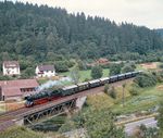 50 622 mit dem sog. "Wandererzug" E 19487 aus Neuhaus auf der Pegnitzbrücke in Artelshofen. (18.08.1985) <i>Foto: Joachim Schmidt</i>