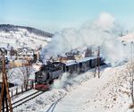 99 1790 mit einem Personenzug nach Oberwiesenthal im winterlichen Erzgebirge bei Neudorf. (27.12.1983) <i>Foto: Joachim Schmidt</i>