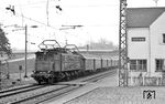 117 102 mit N 4010 (Augsburg - Ulm) im Bahnhof Leipheim. (10.1976) <i>Foto: Burkhard Wollny</i>