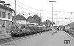 425 401 im Bahnhof Nürtingen an der Hauptbahn Stuttgart - Tübingen. Rechts steht der Triebwagen T 11 der Württembergischen Eisenbahn-Gesellschaft (WEG) zur Fahrt nach Neuffen. (10.1976) <i>Foto: Burkhard Wollny</i>