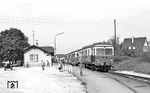 Ein Zug der Württembergischen Eisenbahn-Gesellschaft (WEG) mit dem T 11 (Dessau, Baujahr 1928, ex DB VT 66 906) im Bahnhof Linsenhofen auf der Strecke Nürtingen - Neuffen. (10.1976) <i>Foto: Burkhard Wollny</i>