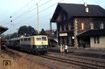110 058 vor einem aus Vorkriegswagen gebildeten Eilzug im Bahnhof Bergen. (13.09.1979) <i>Foto: Peter Schiffer</i>